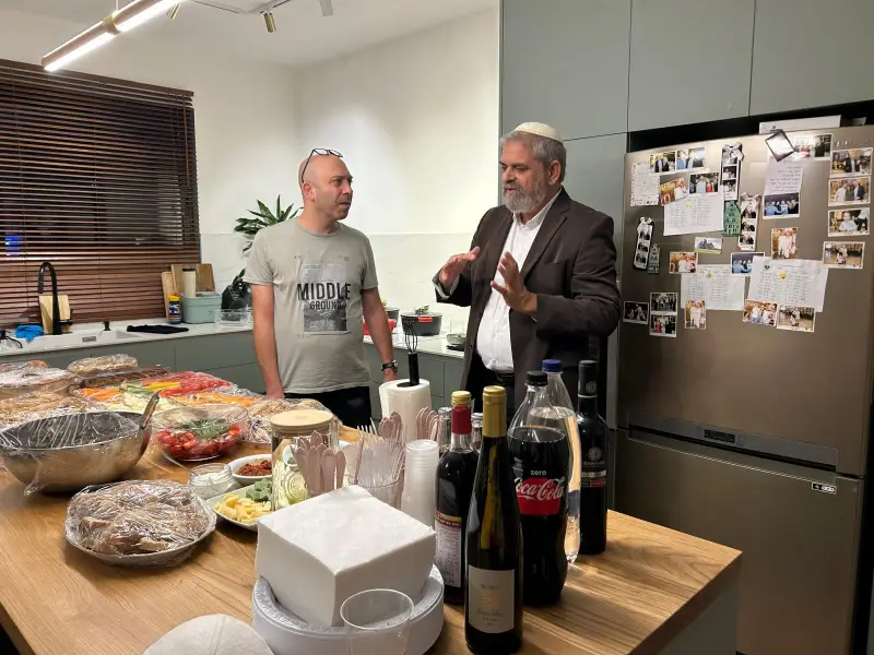 הרב עודד דוד מעביר טקס חנוכת בית אינטימי ומברך את בני הבית