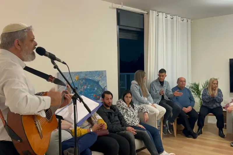אירוע חנוכת בית עם שירה ונגינת גיטרה