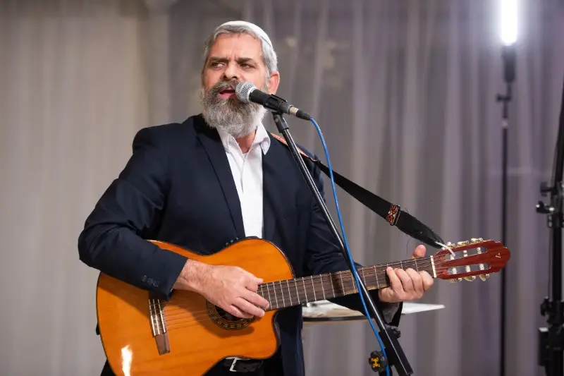 הרב עודד דוד מופיע ומנגן בגיטרה באירוע חופה וקידושין