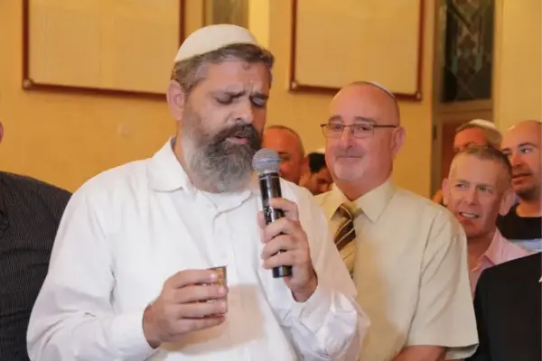 הרב עודד דוד מדבר ומעביר הרצאה או טקסט באווירה רוחנית